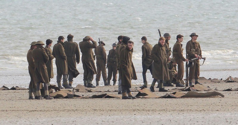 Wytwórnia Warner Bros. Pictures ogłosiła, że właśnie rozpoczęły się zdjęcia do epickiego thrillera "Dunkirk" Christophera Nolana. Twórca "Interstellar" i "Incepcji" przenosi na ekran własny scenariusz, wykorzystując do realizacji projektu połączenie technologii IMAX i taśmy 65 mm.  