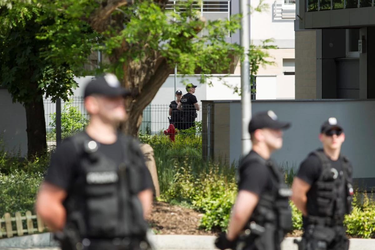 "To była równoczesna akcja w trzech miejscach" - komendant główny policji Jarosław Szymczyk ujawnia kulisy wczorajszego zatrzymania 22-letniego studenta z Wrocławia. Mężczyzna podłożył ładunek w autobusie komunikacji miejskiej. Bomba wybuchła na przystanku. 
