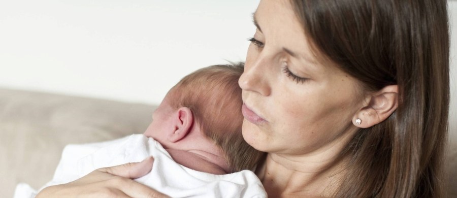 "Kiedyś istniał taki stereotyp Matki-Polki. Kobiety poświęcającej się dzieciom i domowi. Cierpiętnicy. Ojciec stał z boku, zaangażowanie w wychowanie dzieci było postrzegane jako niemęskie" - mówi w rozmowie z dziennikarką RMF FM Agnieszką Wyderką, psycholog Czesław Michalczyk. Jak dodaje, teraz, coraz więcej mężczyzn zaczyna dostrzegać, że bycie z dzieckiem blisko, uczestniczenie w jego wychowaniu, to wielka wartość. 