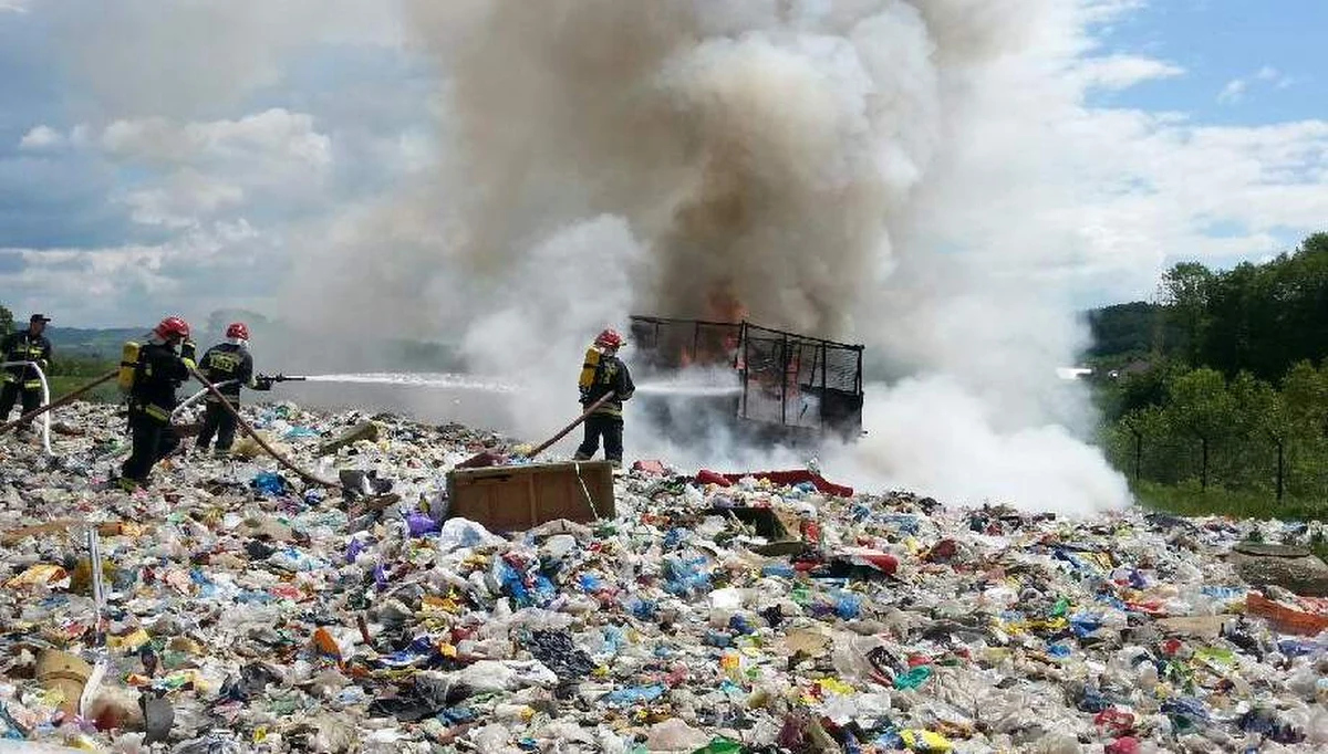 Pożar samochodu ciężarowego na wysypisku śmieci w Strzyżowie w województwie podkarpackim. Na szczęście nikomu nic się nie stało. Informację i zdjęcia dostaliśmy na Gorącą Linię RMF FM. 