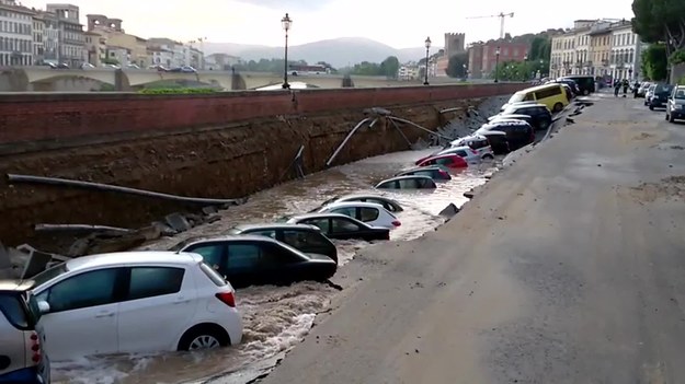 To nagranie pochodzi z włoskiej Florencji, gdzie nad brzegiem rzeki Arno zapadła się ziemia. Rozpadlina ma prawie 200 metrów długości i siedem metrów szerokości. Według pierwszych ustaleń przyczyną zapadnięcia się gruntu było pęknięcie rury. Na szczęście nikt nie ucierpiał. Z wyjątkiem aut.