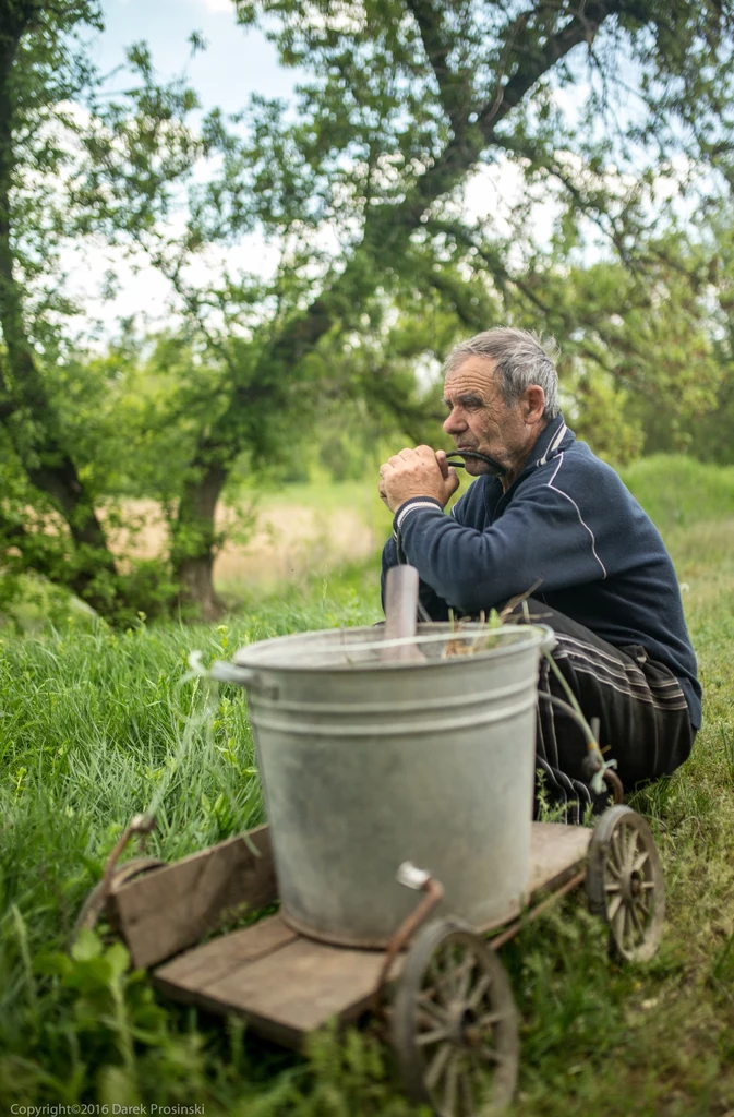 Wojna się skończy, ale zostanie w pamięci… Mieszkaniec wsi Nowosiliewka, w okolicach której przebiega obecnie linia wschodnio-ukraińskiego frontu, maj 2016