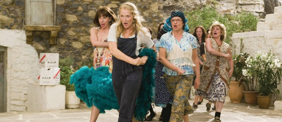 Roztańczona na greckiej wyspie, jak w musicalu "Mamma Mia". Cierpiąca jak w "Pasji" czy "Matce Królów". Czekająca na pomoc dzieci, jak w animacji "Jak uratować mamę". I kochająca, choć despotyczna - w "Czułych słówkach". Wybraliśmy kilka filmów, w których mama gra główną rolę.