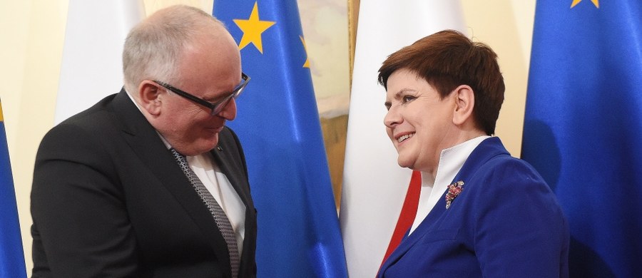 Wiceszef Komisji Europejskiej Frans Timmermans oświadczył, że KE czeka na postęp ws. rozwiązania kryzysu wokół Trybunału Konstytucyjnego, który obiecała mu premier Beata Szydło. Zapowiedział, że jeśli rząd szybko przedstawi rozwiązanie, KE nie przyjmie opinii ws. praworządności w Polsce.