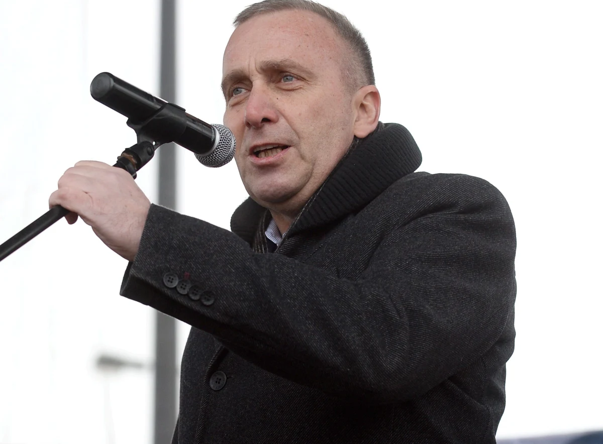 Warszawska prokuratura okręgowa wszczęła śledztwo w sprawie utrudniania wykonywania obowiązków dziennikarskich blogerowi Ziemowitowi Piastowi Kossakowskiemu podczas marszu Komitetu Obrony Demokracji w Warszawie - dowiedzieli się dziennikarze RMF FM. Podczas manifestacji w jego kamerę miał uderzyć lider Platformy Obywatelskiej Grzegorz Schetyna.