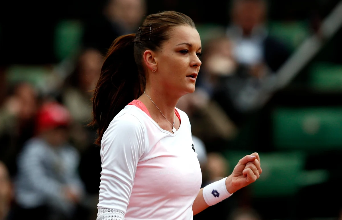 Agnieszka Radwańska awansowała do 3. rundy French Open. Nasza tenisistka pokonała 6:2, 6:4 reprezentantkę gospodarzy Caroline Garcię. Nie był to dla Polki łatwy mecz, Francuzka potrafiła momentami zaskoczyć ją nie tylko dobrym serwisem. Panie spędziły na korcie nieco ponad półtorej godziny.