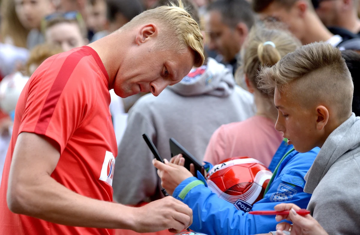 Awans na mistrzostwa Europy oznacza połowę drogi na szczyt - uważa Kamil Glik, podstawowy zawodnik reprezentacji Polski. "We Francji okaże się, czy tym szczytem będzie awans z grupy, czy ćwierćfinał" - ocenił obrońca.
