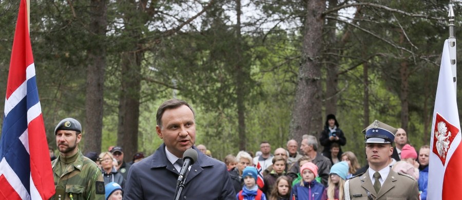 Polscy żołnierze, którzy walczyli m.in. w bitwie o Narwik, dali nam prawo do współdecydowania o wolności i porządku bezpieczeństwa Europy - mówił w środę w Hakvik w Norwegii Andrzej Duda. Prezydent odwiedził cmentarz w Hakvik, gdzie złożył wieniec na grobach polskich żołnierzy, jeńców wojennych i ofiar cywilnych.