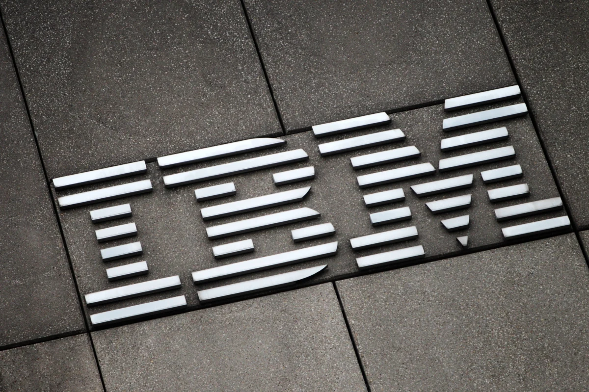 W Departamencie Obrony USA używane są 8-calowe miękkie dyskietki dla kontroli operacyjnej gotowości sił jądrowych – wynika z raportu Rządowego Biura Kontroli (GAO). Przy ich użyciu monitorowana jest m.in. sprawność pocisków międzykontynentalnych.