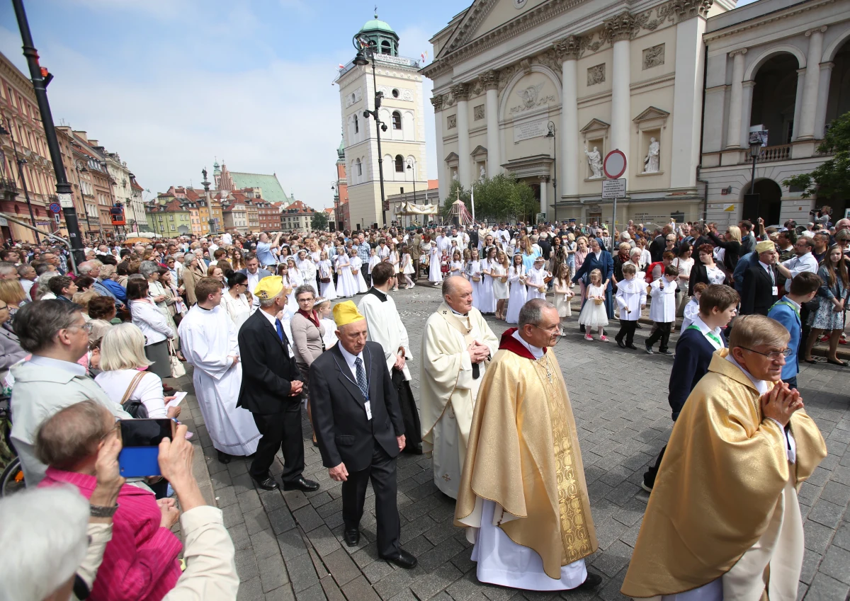 Eucharystia jest wołaniem o miłość i jedność skierowanym do tych, którzy w niej uczestniczą, którzy ją przyjmują - powiedział w uroczystość Bożego Ciała kard. Kazimierz Nycz. Potrzeba nam więcej pokoju i spokoju; nie wystarczy zawiesić spory na czas przyjazdu papieża - mówił.
