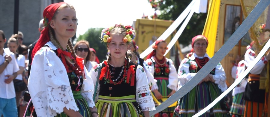 Ponad sto osób w strojach ludowych wzięło udział w procesji Bożego Ciała, która przeszła ulicami Łowicza. W 2014 r. łowicka procesja - ze względu na szczególną oprawę - wpisana została na krajową listę niematerialnego dziedzictwa kulturalnego.