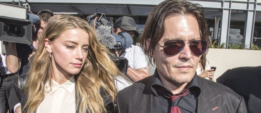 Niemożliwe do pogodzenia różnice - to oficjalny powód złożenia pozwu o rozwód przez żonę Johnny’ego Deppa. Amber Heard winą za rozpad małżeństwa obarcza rodzinę aktora. Twierdzi, że jego bliscy jej nienawidzą. 30-latka poprosiła o rozwód zaledwie trzy dni po śmierci jego ukochanej matki.
