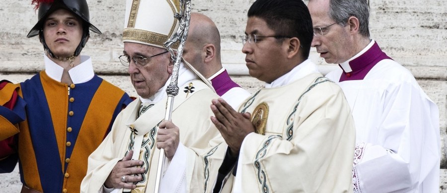 Podczas uroczystości Bożego Ciała w Rzymie papież Franciszek mówił o poświęceniu wszystkich tych, którzy łamią się chlebem z ubogimi i dyskryminowanymi, pomagając im w ten sposób. W homilii w czasie wieczornej mszy na Lateranie papież nawiązał do gestu łamania się chlebem i powiedział, że od wierzących oczekuje się poświęcenia i dzielenia z innymi. 