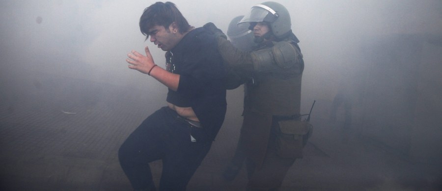 Podczas demonstracji studentów w stolicy Chile, Santiago, doszło w czwartek do gwałtownych starć z siłami porządkowymi. Jak poinformowały władze, rannych zostało 32 policjantów. Aresztowano blisko 120 demonstrantów.