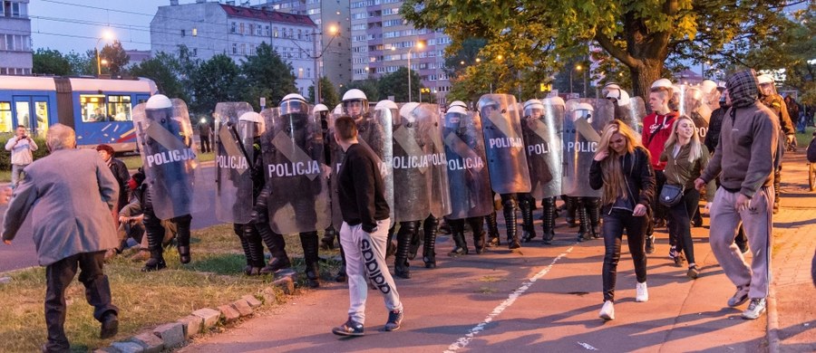 Wojewoda dolnośląski uruchomił specjalną infolinię w sprawie nieprawidłowości w komisariacie przy ulicy Trzemeskiej we Wrocławiu. To tam blisko dwa tygodnie temu po zatrzymaniu zmarł 25-letni Igor S.. Śledztwo w sprawie śmierci mężczyzny prowadzi prokuratura w Legnicy. 