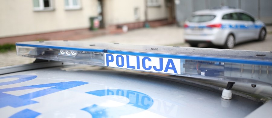 Policjantka i napastnik zostali ranni podczas policyjnej interwencji w mieszkaniu przy ulicy Wiejskiej w Elblągu w woj. warmińsko-mazurskim. 18-latek miał wcześniej na ulicy grozić nożem przechodniom. Informację o zdarzeniu dostaliśmy na Gorącą Linię RMF FM.