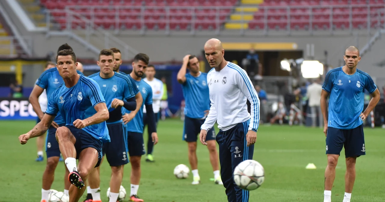 Zinedine Zidane z piłkarzami Realu podczas treningu na San Siro