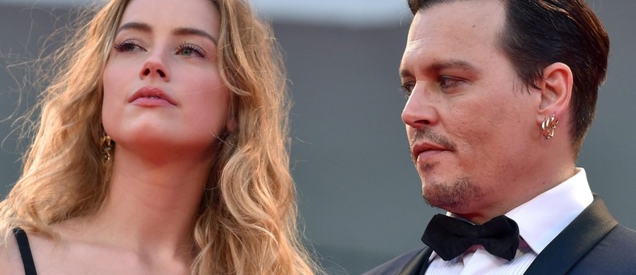 Gwiazdor filmowy Johnny Depp otrzymał sądowy zakaz kontaktów z żoną aktorką Amber Heard po tym jak oskarżyła ona go o pobicie. Heard złożyła w sądzie w Los Angeles pozew o rozwód.