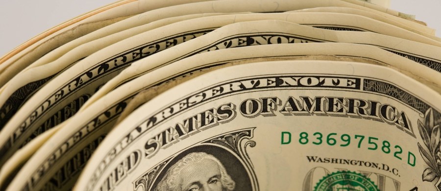 2 miliardy dolarów na łapówki dla byłych i obecnych wysokich urzędników państwowych wydała Partia Regionów zbiegłego w 2014 roku do Rosji ówczesnego prezydenta Ukrainy Wiktora Janukowycza – pisze kijowski tygodnik „Dzerkało Tyżnia”. Dokumenty w tej sprawie trafiły do Narodowego Biura Antykorupcyjnego – poinformował w rozmowie z tym tytułem były pierwszy zastępca szefa Służby Bezpieczeństwa Ukrainy (SBU) Wiktor Trepak.