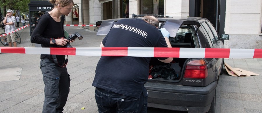 To był profesjonalnie przygotowany napad. Rabusie posłużyli się dwoma skradzionymi wcześniej samochodami i z bronią w ręku wdarli się do luksusowego sklepu z zegarkami w centrum Berlina. Ich łupem padły precjoza warte pół miliona euro.