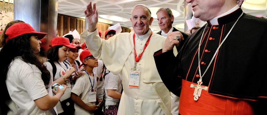 Papież Franciszek powiedział podczas mszy, że "boli go serce", gdy widzi, że parafie otwarte są tylko w wyznaczonych godzinach, a potem nie ma w nich nikogo. W czasie mszy dla diakonów stałych mówił, że służba wymaga dyspozycyjności.