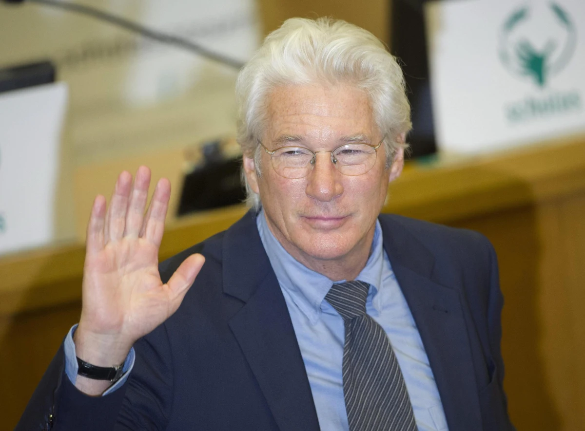 Aktorzy Salma Hayek, George Clooney i Richard Gere otrzymali w Watykanie w obecności papieża Franciszka medale Drzewka Pokoju. Wręczono im je w czasie spotkania fundacji Scholas Occurrentes, działającej z inicjatywy papieża na polu edukacji.