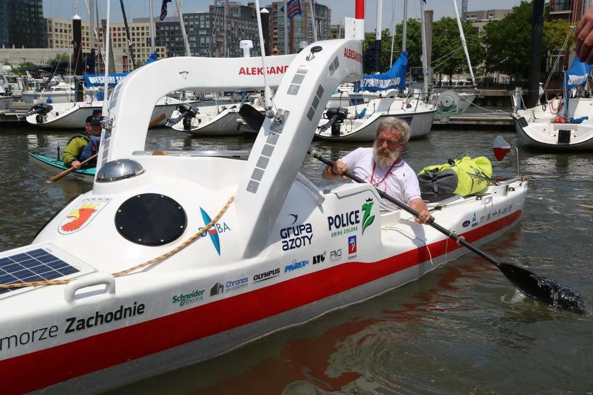 Aleksander Doba ruszył w niedzielę zgodnie z planem o godz. 13.07 z Jersey City w podróż przez Atlantyk. Przewiduje, że w sezonie huraganów warunki atmosferyczne podczas wyprawy mogą być trudne, co uznaje za tym ciekawsze. "Wezmę byka za rogi" – powiedział.