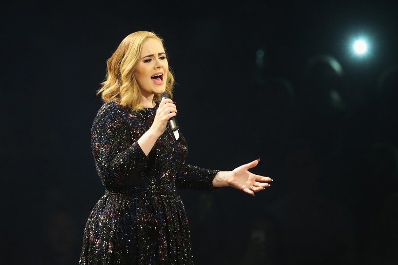 Podczas koncertu w ramach trasy promującej album "25" Adele zauważyła w tłumie kobietę, która nagrywa jej występ. Poirytowana wokalistka postanowiła skomentować zachowanie fanki. 