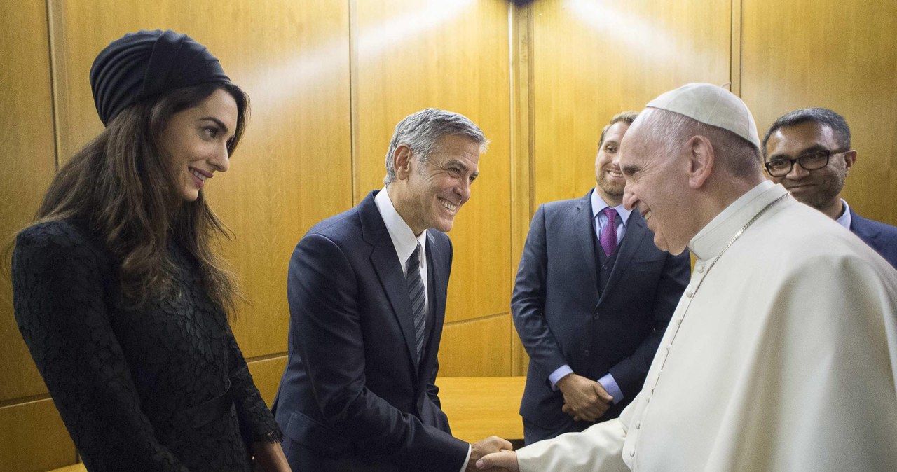 Aktorzy Salma Hayek, George Clooney i Richard Gere otrzymali w niedzielę, 29 maja, w Watykanie w obecności papieża Franciszka medale Drzewka Pokoju. Wręczono im je w czasie spotkania fundacji Scholas Occurrentes, działającej z inicjatywy papieża na polu edukacji.