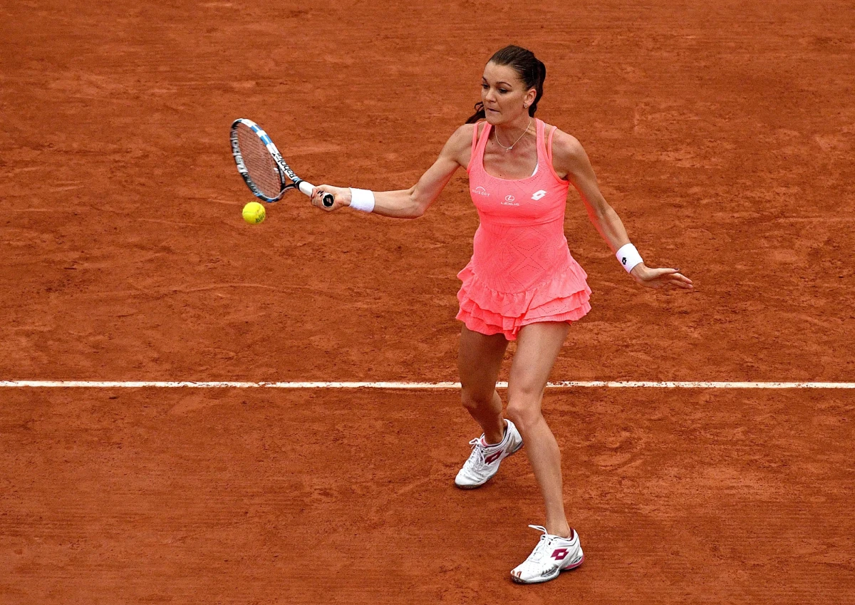 Ze względu na padający stale deszcz odwołano wszystkie zaplanowane na poniedziałek mecze wielkoszlemowego turnieju tenisowego French Open w Paryżu. Agnieszka Radwańska, która miała dokończyć tego dnia mecz 1/8 finału, wznowi go we wtorek.