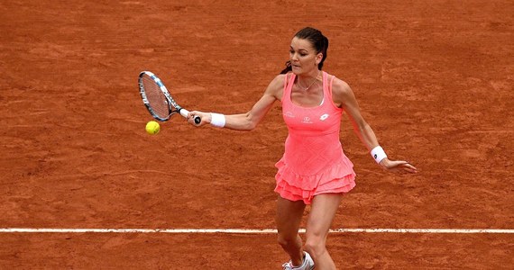 Ze względu na padający stale deszcz odwołano wszystkie zaplanowane na poniedziałek mecze wielkoszlemowego turnieju tenisowego French Open w Paryżu. Agnieszka Radwańska, która miała dokończyć tego dnia mecz 1/8 finału, wznowi go we wtorek.