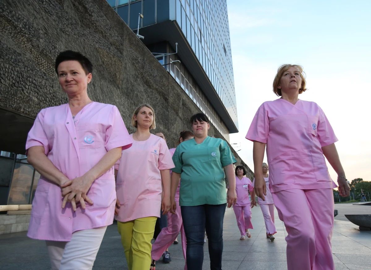 "Strajkujące pielęgniarki podają nieprawdziwe informacje" - mówi Małgorzata Syczewska, dyrektor Centrum Zdrowia Dziecka. W szpitalu trwa siódmy dzień strajku generalnego. Dotychczasowe negocjacje nie przyniosły porozumienia.