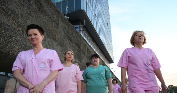"Strajkujące pielęgniarki podają nieprawdziwe informacje" - mówi Małgorzata Syczewska, dyrektor Centrum Zdrowia Dziecka. W szpitalu trwa siódmy dzień strajku generalnego. Dotychczasowe negocjacje nie przyniosły porozumienia.
