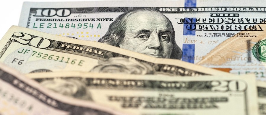 Narodowe Biuro Antykorupcyjne Ukrainy (NABU) wszczęło śledztwo w sprawie doniesień o miliardowych wydatkach na łapówki, którymi partia byłego prezydenta Wiktora Janukowycza, zbiegłego w 2014 roku do Rosji, przekupywała najwyższych urzędników państwowych. Informacje o korupcyjnych wydatkach ugrupowania Janukowycza przekazał w opublikowanym w sobotę wywiadzie dla tygodnika „Dzerkało Tyżnia” Wiktor Trepak, były pierwszy zastępca szefa Służby Bezpieczeństwa Ukrainy (SBU). Oświadczył on, że ogólna wartość łapówek, wręczonych przez Partię Regionów byłym i obecnym wysokim urzędnikom państwowym, wyniosła aż dwa miliardy dolarów.