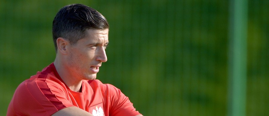 Robert Lewandowski znalazł się w 18-osobowej drużynie sezonu wybranej przez ekspertów Europejskiej Unii Piłkarskiej (UEFA) spośród zawodników, którzy wystąpili w Lidze Mistrzów. Kapitan biało-czerwonych jest jedynym Polakiem w tym zestawieniu.