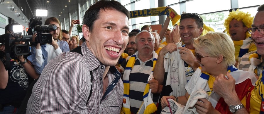 Mnóstwo kibiców witało późnym popołudniem przed Halą Legionów w Kielcach triumfatorów Ligi Mistrzów piłkarzy ręcznych - zawodników Vive Tauron Kielce, którzy wrócili z finałowego turnieju w niemieckiej Kolonii. Samolot z zawodnikami kilka godzin wcześniej wylądował na lotnisku w Pyrzowicach pod Katowicami, a drużyna do Kielc przyjechała autokarem.