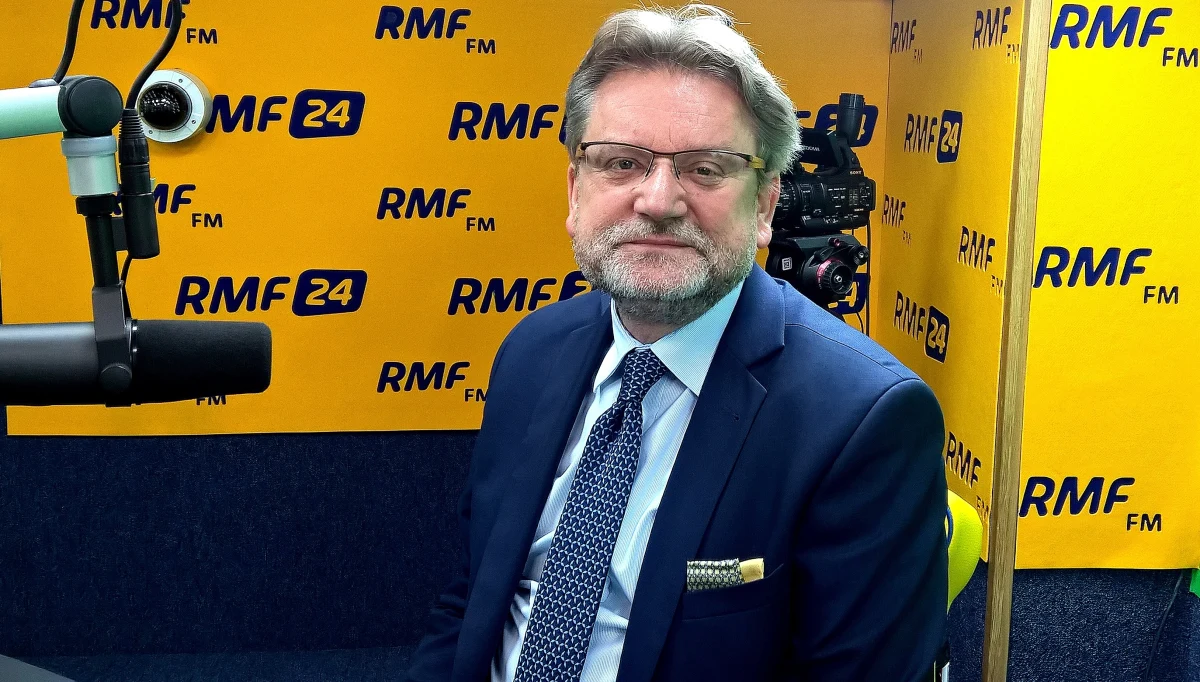 "Nie wiadomo, czy w Centrum Zdrowia Dziecka będzie dziś rodzinny przeszczep wątroby, do którego rodzina przygotowywała się przez kilkanaście miesięcy. Profesor nie jest przekonany, czy po operacji będzie dobra opieka pielęgniarska" - mówi o strajku w CZD gość Kontrwywiadu RMF FM, wiceminister zdrowia Jarosław Pinkas. "Jest tam również umierające dziecko, któremu trzeba podać eksperymentalny lek. Jeśli się go nie poda, to dziecko zginie" - dodaje. "Błagam, jeżeli mamy rozmawiać, to pielęgniarki powinny wrócić do pracy. Zagwarantujemy, że doprowadzimy do mądrego konsensusu, ale nie w takiej sytuacji. Nigdy w historii Polski nie było sytuacji, żeby pielęgniarka odeszła od łóżka ciężko chorego dziecka" - komentuje wiceminister. "Byliśmy w Centrum i będziemy. Będziemy negocjować" - zapewnia. Jarosław Pinkas ujawnia również, że to właśnie on brał udział w negocjacjach z pielęgniarkami. "Poproszono mnie, żebym przyjechał, żeby pielęgniarki i dyrekcja miały jednoznaczne zdanie ze strony resortu"- mówi.