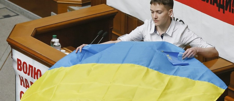 Ukraińska wojskowa Nadija Sawczenko, uwolniona w ub. tygodniu z rosyjskiego więzienia, zapowiedziała  walkę na rzecz innych obywateli swego kraju przetrzymywanych w Rosji i zapewniła, że nie pozwoli zapomnieć o żołnierzach, którzy walczą w Donbasie. Sawczenko wystąpiła w parlamencie Ukrainy jako posłanka partii Batkiwszczyna byłej premier Julii Tymoszenko. Lotniczka była numerem jeden na listach tego ugrupowania w wyborach parlamentarnych w 2014 roku.