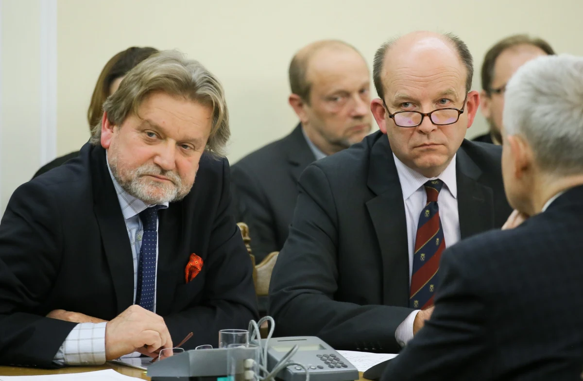 "Analizuje kształcenie podyplomowe i będziemy ograniczać ilość specjalizacji. Marzeniem moim jest, żeby było ich około 60, a cała reszta to powinny być umiejętności"- mówi, w odpowiedzi na pytania słuchaczy, gość Kontrwywiadu RMF FM wiceminister zdrowia Jarosław Pinkas. Dodaje, że w tej chwili mamy 94 specjalizacje. "Kiedyś była pediatria, ginekologia, chirurgia i interna i całkowicie to wystarczało. Oczywiście teraz medycyna jest inna, trzeba się sporo uczyć, ale wylaliśmy dziecko z kąpielą i doszło tutaj już do absurdu"- uważa gość RMF FM. Pytany o to, z czego to wynika, odpowiada, że to „środowiskowy partykularyzm - każdy oznaczył swoją działkę i uważa, że to powinno być tylko jemu dedykowane”. Wiceminister zdrowia przyznaje, że w tej chwili największym sporem jest leczenie szyi. "Czyje są naczynia szyjne? Czy one są kardiologa, specjalisty radiologa interwencyjnego, chirurga naczyniowego? To jeden z większych dylematów polskiej opieki zdrowotnej"- mówi Jarosław Pinkas. 