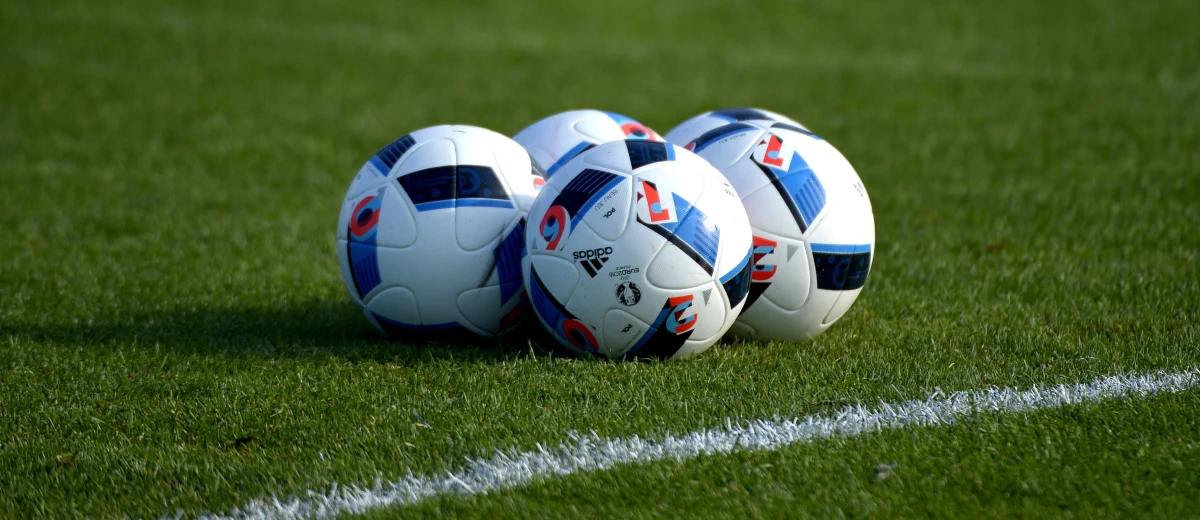 We Francji od 10 czerwca do 10 lipca rozegranych zostanie 51 meczów. Poniżej znajdziecie terminarze: dzień po dniu dla całego turnieju oraz poszczególnych grup. Reprezentacja Polski trafiła do grupy C, w której jej rywalami są Irlandia Północna, Niemcy i Ukraina.