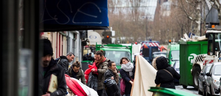 Mer Paryża Anne Hidalgo ogłosiła we wtorek, że władze miasta planują otworzyć w stolicy Francji obóz dla uchodźców. Władze Paryża regularnie ewakuują nielegalne obozowiska migrantów, głównie ze względów sanitarnych i bezpieczeństwa.