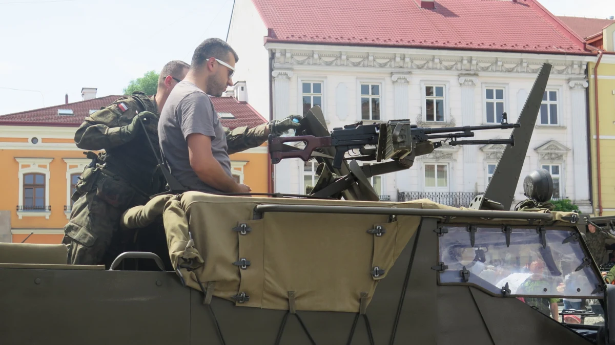 Ogromne haubice, groźnie wyglądające transportery opancerzone, a przy nich żołnierze armii Stanów Zjednoczonych na rynku w Tarnowie. To małopolskie miasto jest pierwszym przystankiem na mapie tegorocznego Rajdu Dragonów, który jest elementem wspólnych ćwiczeń amerykańskiego i polskiego wojska.