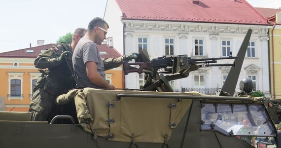 Ogromne haubice, groźnie wyglądające transportery opancerzone, a przy nich żołnierze armii Stanów Zjednoczonych na rynku w Tarnowie. To małopolskie miasto jest pierwszym przystankiem na mapie tegorocznego Rajdu Dragonów, który jest elementem wspólnych ćwiczeń amerykańskiego i polskiego wojska.