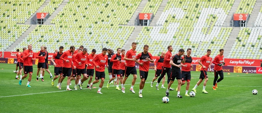 Po 16 latach polscy piłkarze ponownie zmierzą się z Holandią. Towarzyski mecz, który rozpocznie się na Stadionie Energa Gdańsk o godzinie 20:45, będzie dla biało-czerwonych jednym z ostatnich sprawdzianów przed mistrzostwami Europy we Francji. Reprezentacji Holandii natomiast w turnieju nie zobaczymy - to najwyżej notowana drużyna, która nie zakwalifikowała się do Euro. W rankingu FIFA "Oranje" zajmują 17. pozycję. Polska plasuje się 10 "oczek" niżej.