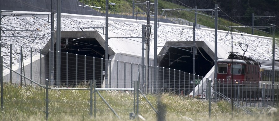 Najdłuższy kolejowy tunel świata otwarty w Szwajcarii. 57 kilometrów pod Alpami to ogromne architektoniczne wyzwanie, które bardzo przyspieszy ruch między Zurychem a Mediolanem. 