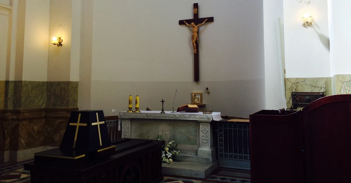 Złocona kopuła, odnowione polichromie, sztukaterie, a do tego niezwykle finezyjne, kute ogrodzenie – tak teraz wygląda zabytkowa kaplica rodziny Heinzlów na Starym Cmentarzu. Właśnie zakończył się trwający ponad 10 lat remont kaplicy. 