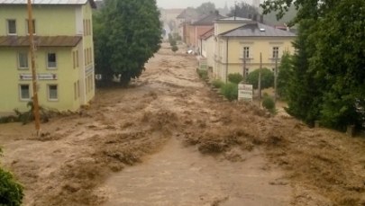 3 osoby zginęły, wielu ludzi odciętych od świata, zalane domy. Alarm powodziowy na południu Niemiec