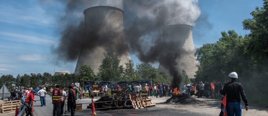 W całej Francji rozpoczął się w środę strajk na kolei. Nie kursowało ok. połowy pociągów. Centrala związkowa CGT zapowiedziała rozpoczęcie wieczorem strajku rotacyjnego we wszystkich 19 elektrowniach atomowych kraju w proteście przeciwko reformie prawa pracy.
