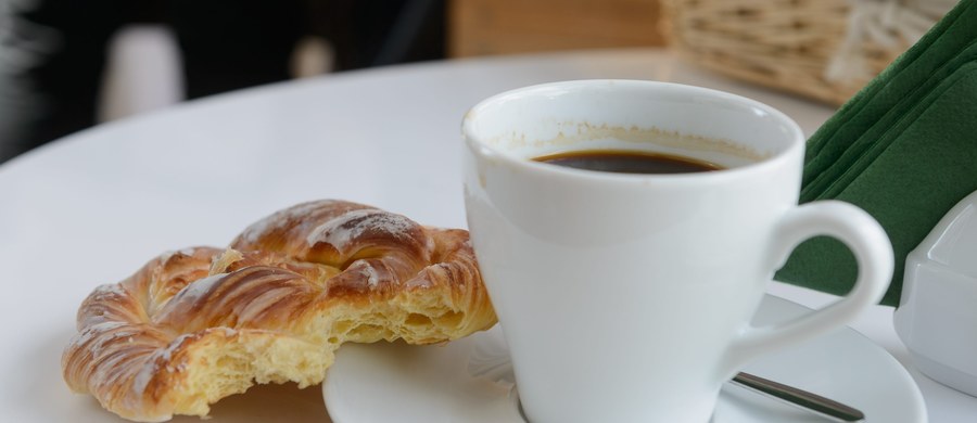 Rosnąca liczba miejsc serwujących latte i espresso napędza biznes kawiarniany. Boom byłby jeszcze większy, gdyby nie wysokie ceny małej czarnej - pisze "Rzeczpospolita".
