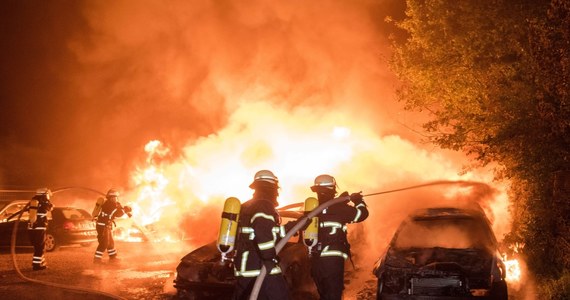 14 aut, w tym kilka luksusowych limuzyn, spłonęło w nocy w Hamburgu. Policja podejrzewa, że ktoś podpalił wypożyczalnię samochodów. 